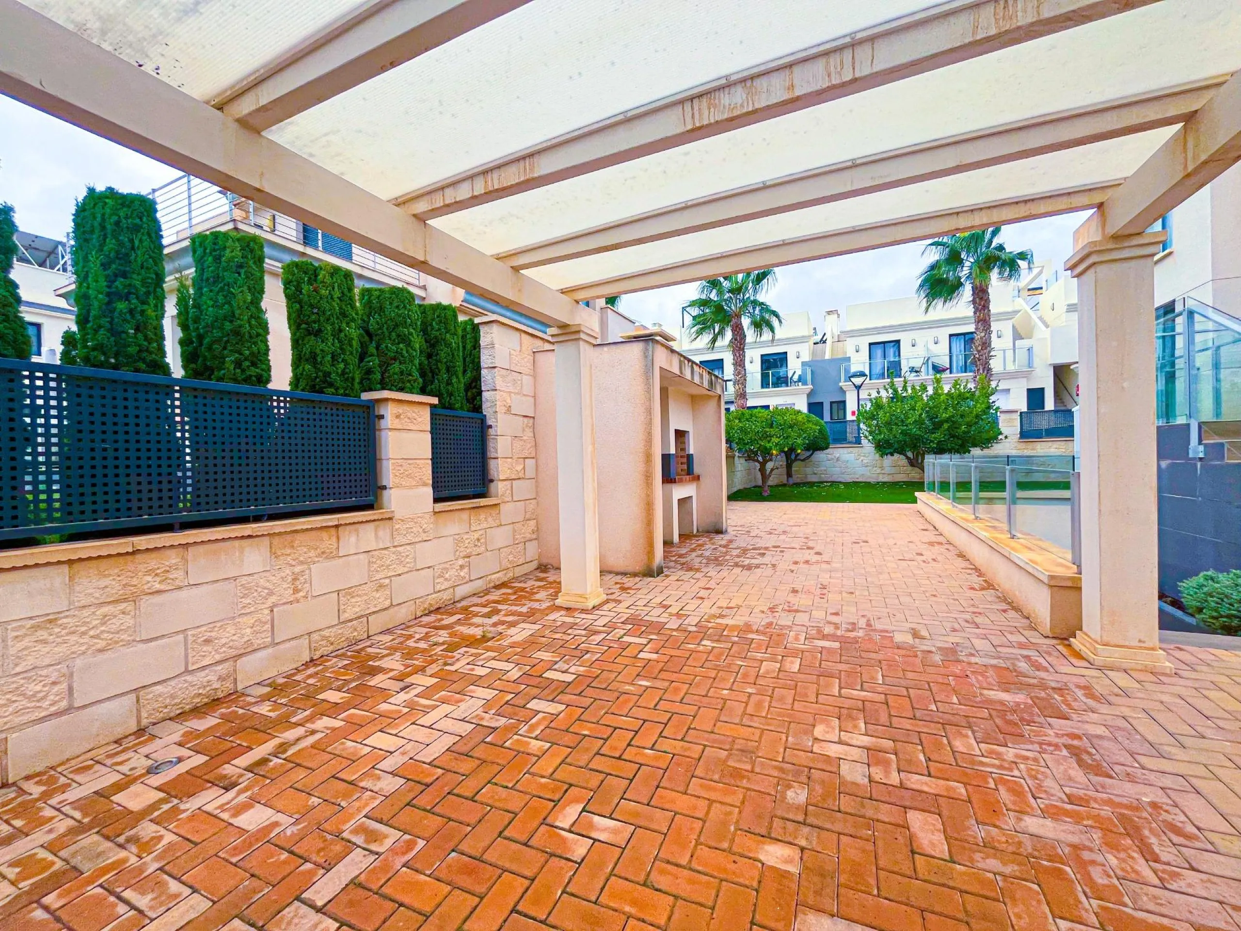 VILLA DE LUJO EN LA ZENIA. 5 DORM. 4 BAÑOS. PISCINA PRIVADA. PARCELA 410 M2.