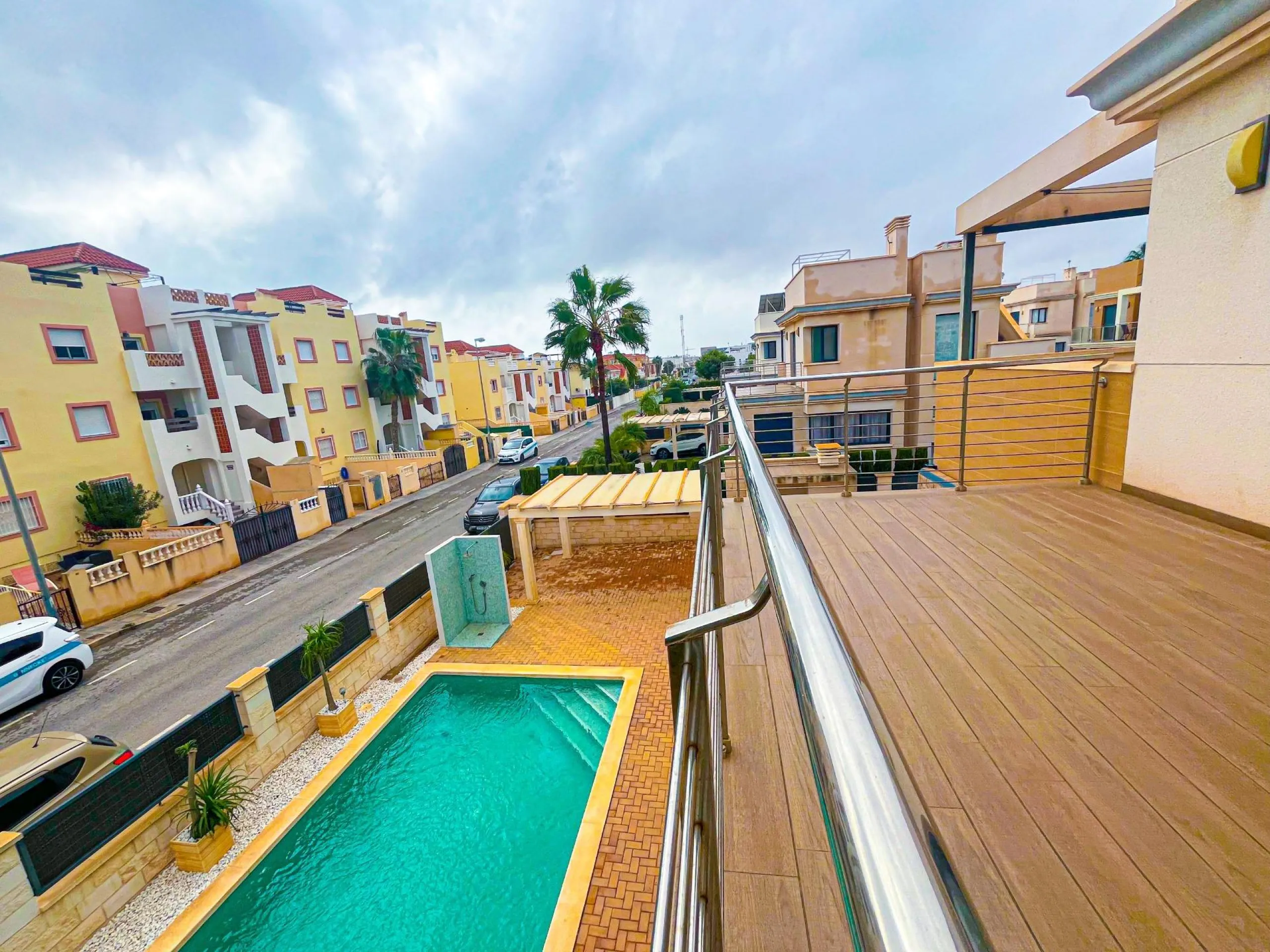 VILLA DE LUJO EN LA ZENIA. 5 DORM. 4 BAÑOS. PISCINA PRIVADA. PARCELA 410 M2.