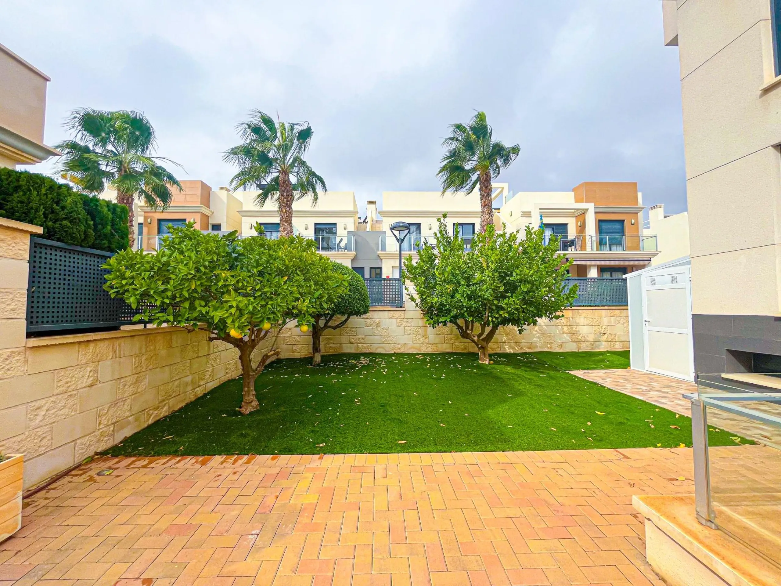 VILLA DE LUJO EN LA ZENIA. 5 DORM. 4 BAÑOS. PISCINA PRIVADA. PARCELA 410 M2.