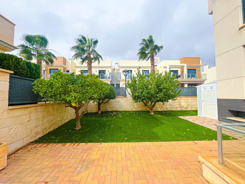 VILLA DE LUJO EN LA ZENIA. 5 DORM. 4 BAÑOS. PISCINA PRIVADA. PARCELA 410 M2.