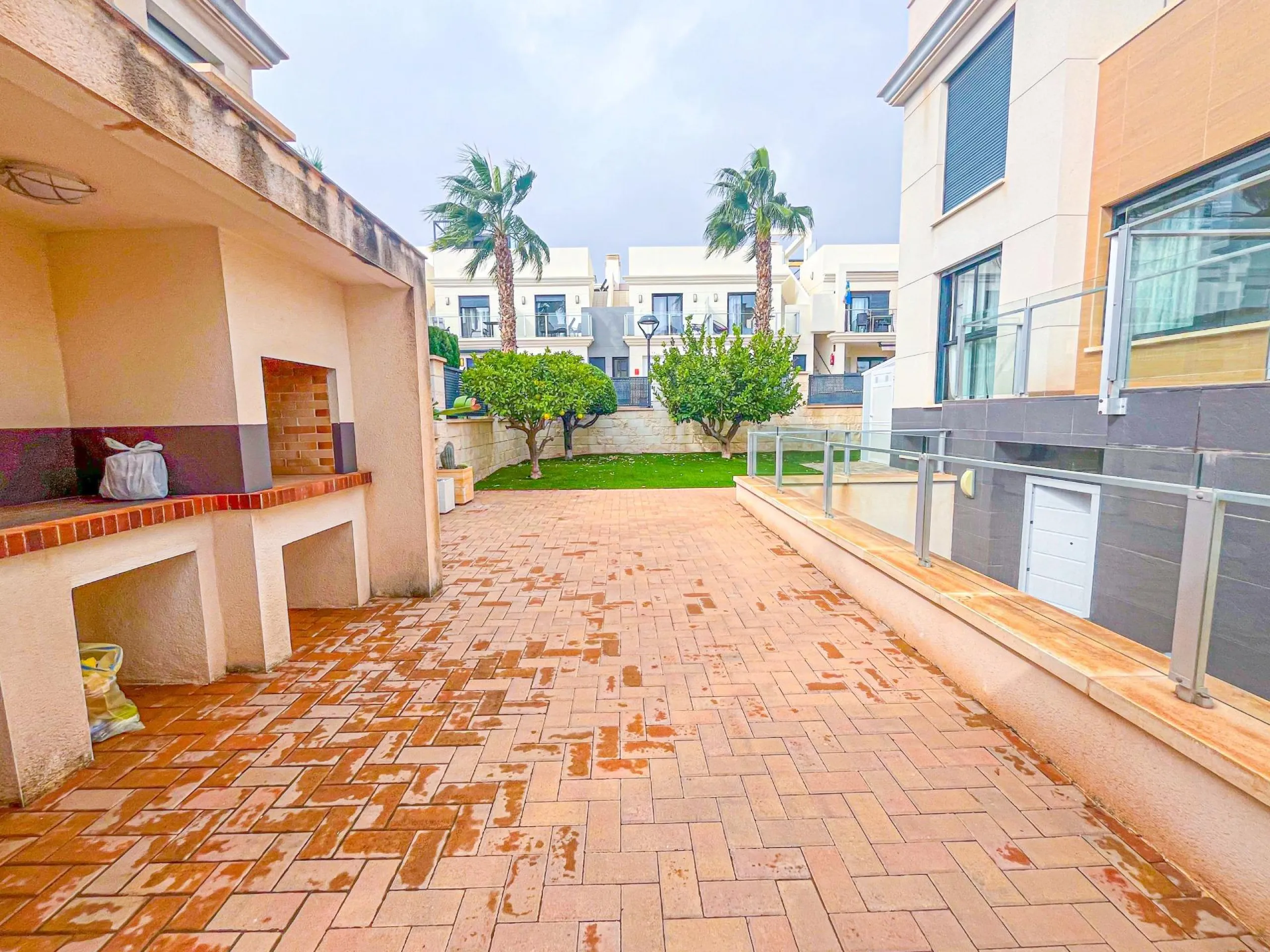 VILLA DE LUJO EN LA ZENIA. 5 DORM. 4 BAÑOS. PISCINA PRIVADA. PARCELA 410 M2.