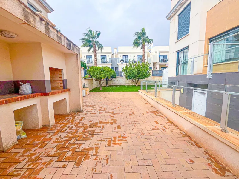VILLA DE LUJO EN LA ZENIA. 5 DORM. 4 BAÑOS. PISCINA PRIVADA. PARCELA 410 M2.