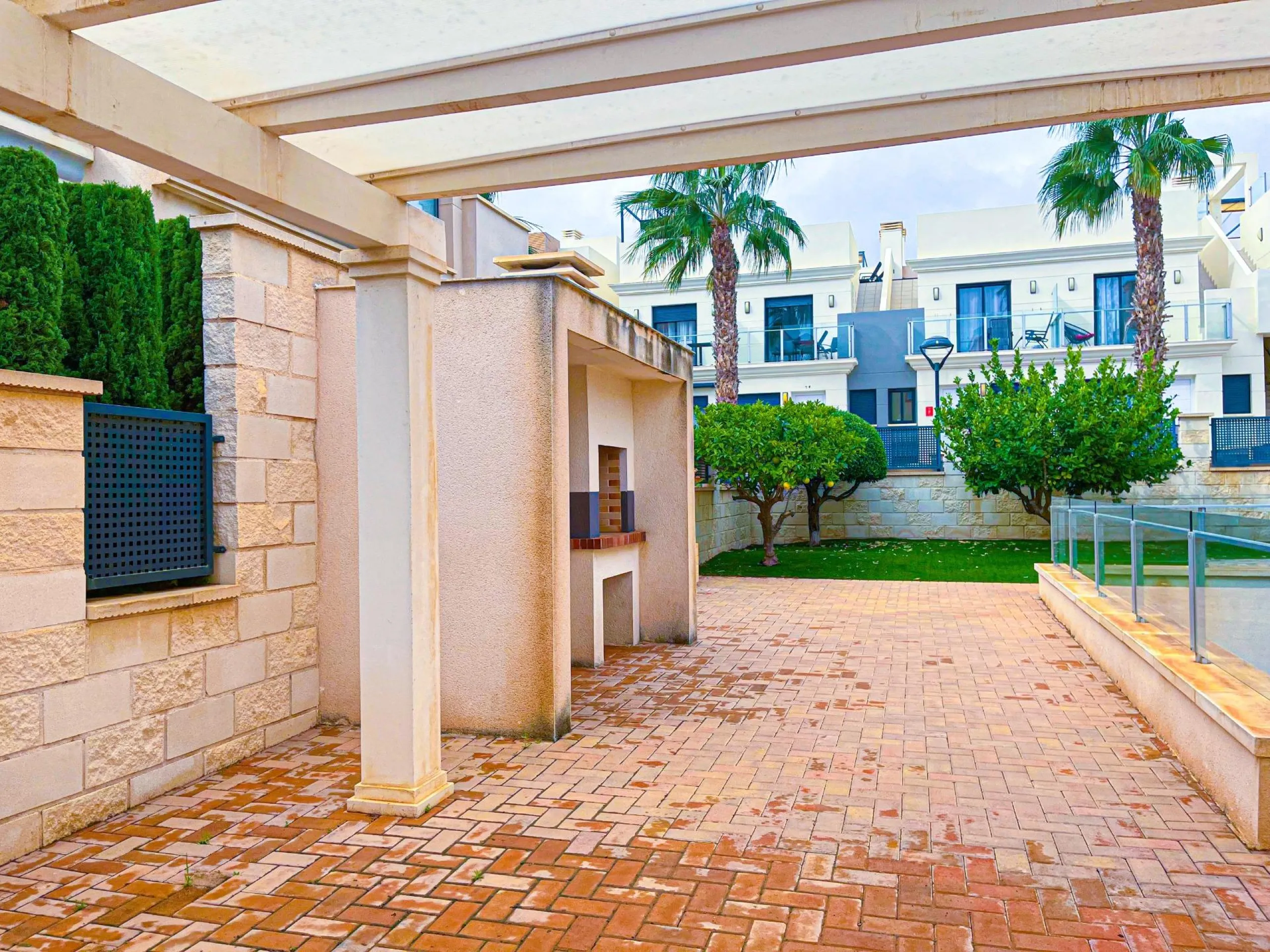 VILLA DE LUJO EN LA ZENIA. 5 DORM. 4 BAÑOS. PISCINA PRIVADA. PARCELA 410 M2.