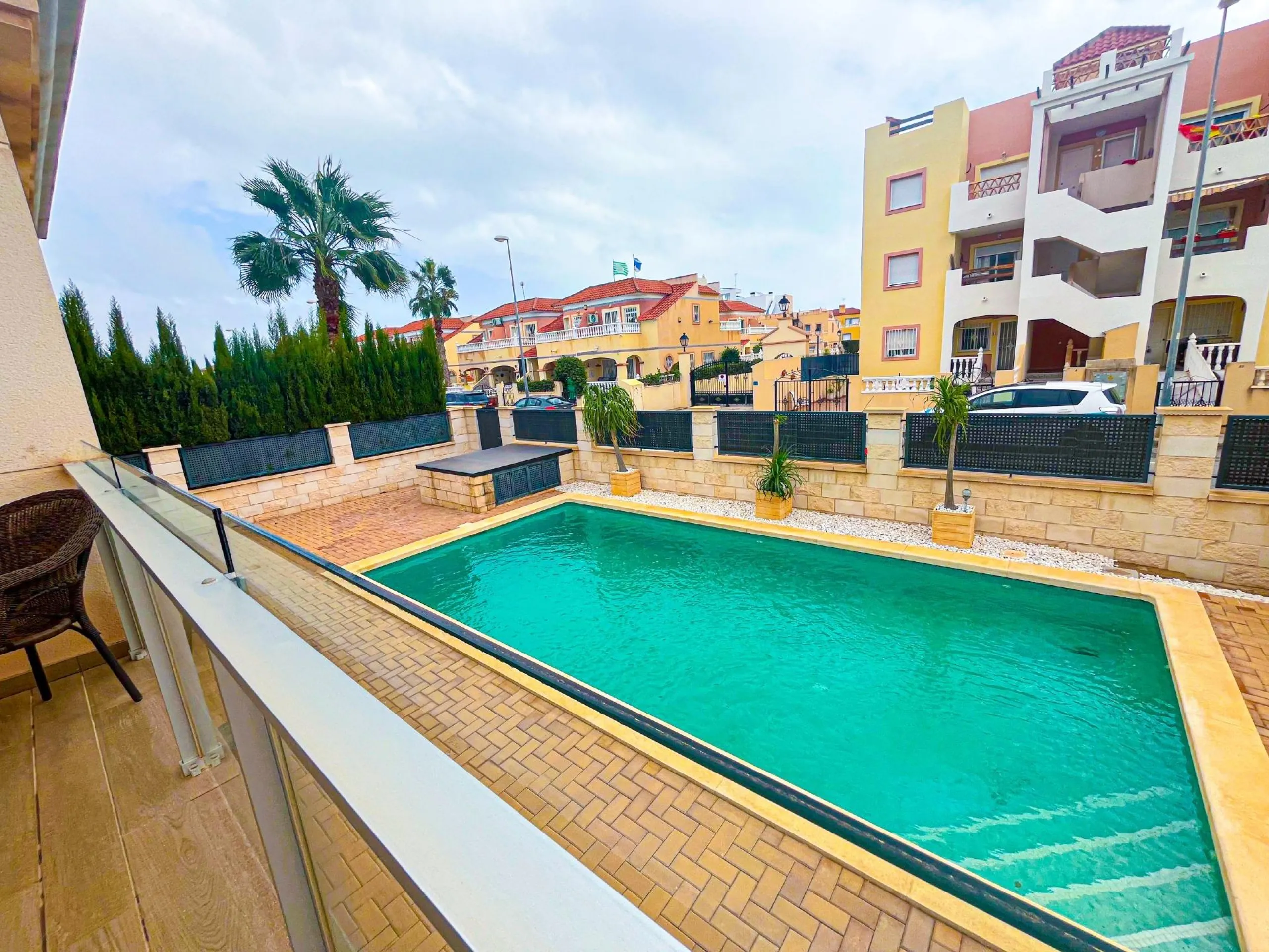 VILLA DE LUJO EN LA ZENIA. 5 DORM. 4 BAÑOS. PISCINA PRIVADA. PARCELA 410 M2.