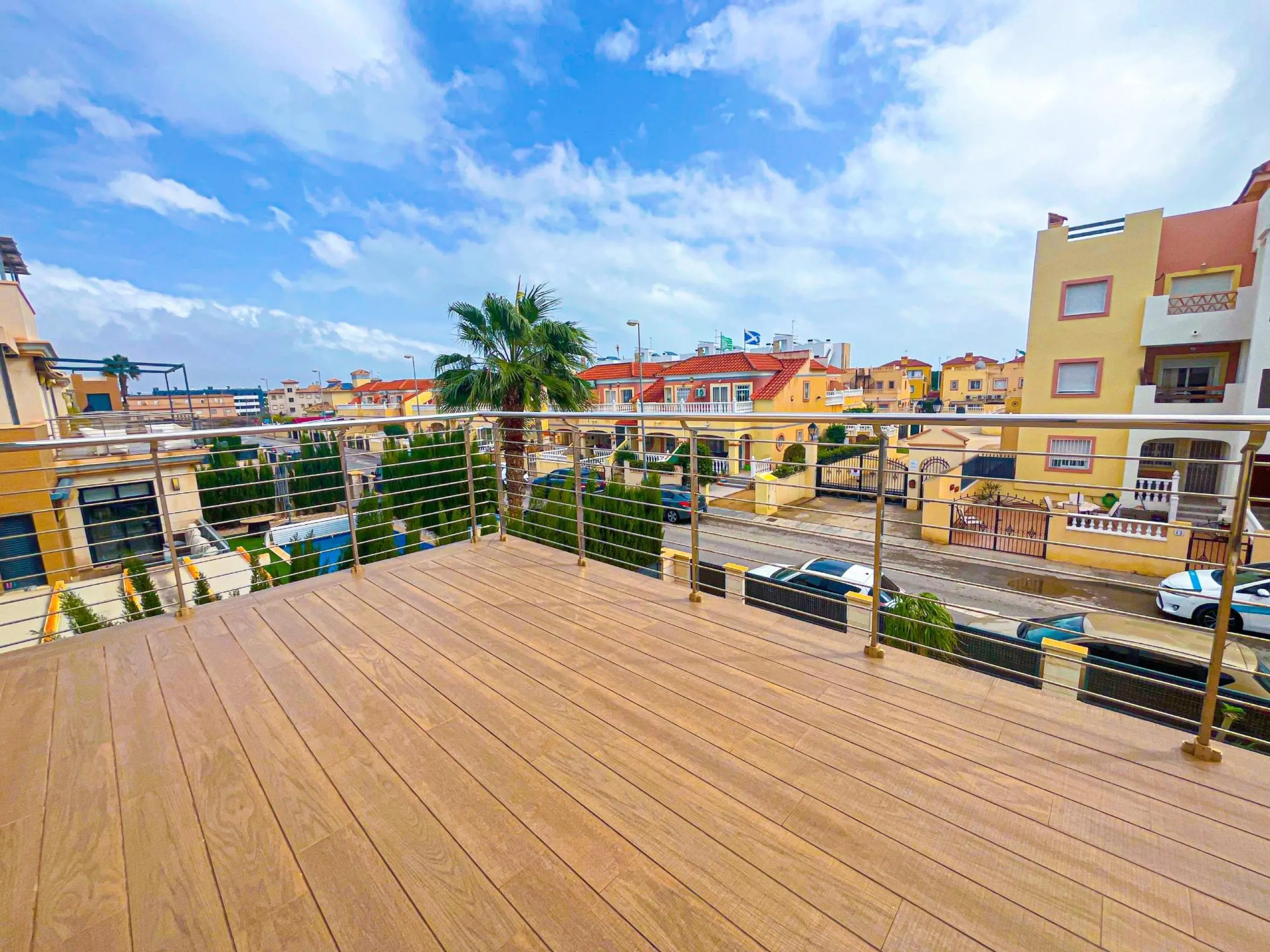 VILLA DE LUJO EN LA ZENIA. 5 DORM. 4 BAÑOS. PISCINA PRIVADA. PARCELA 410 M2.