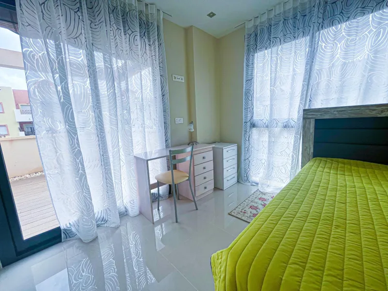 VILLA DE LUJO EN LA ZENIA. 5 DORM. 4 BAÑOS. PISCINA PRIVADA. PARCELA 410 M2.
