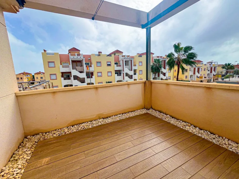 VILLA DE LUJO EN LA ZENIA. 5 DORM. 4 BAÑOS. PISCINA PRIVADA. PARCELA 410 M2.