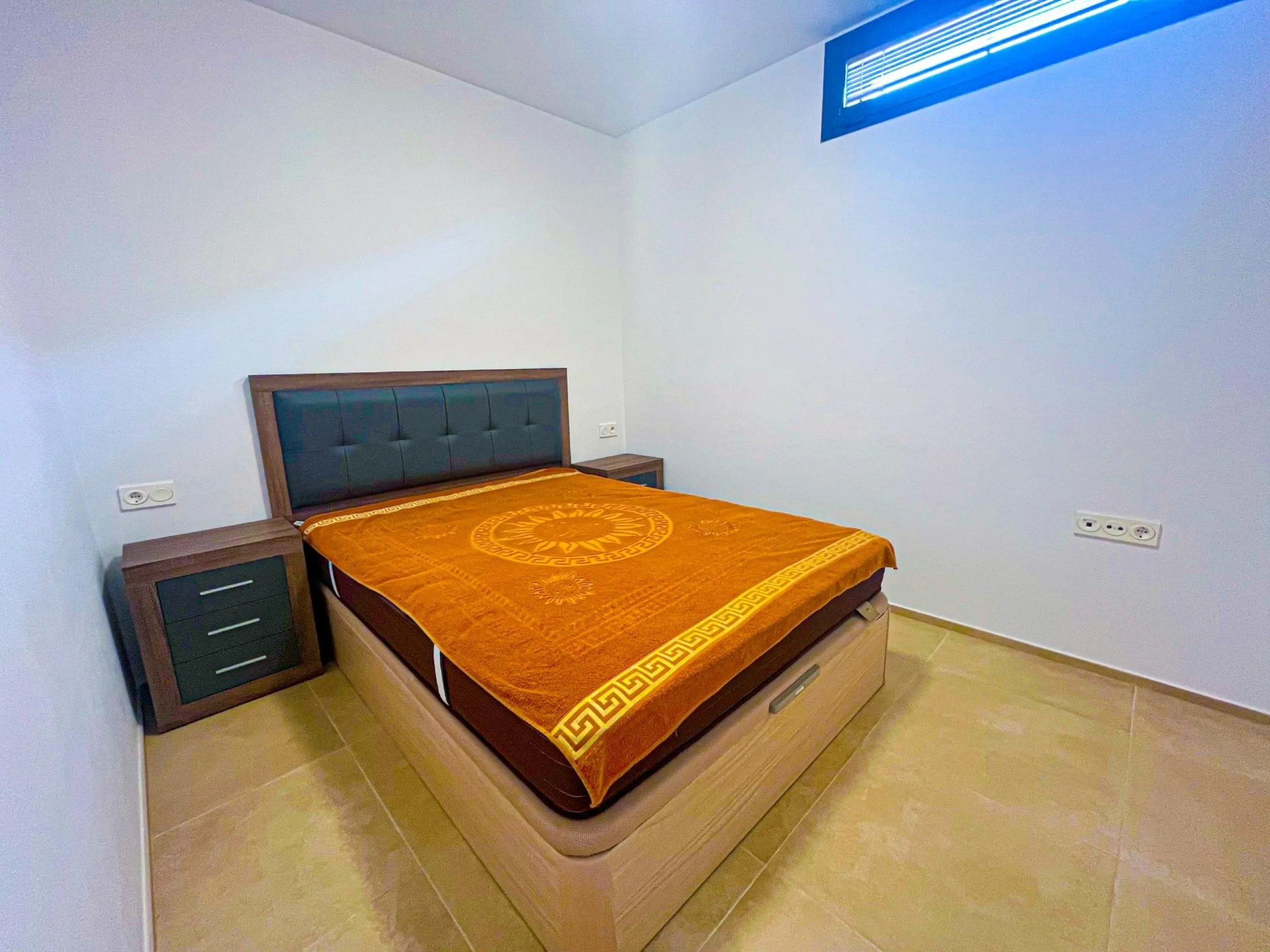 VILLA DE LUJO EN LA ZENIA. 5 DORM. 4 BAÑOS. PISCINA PRIVADA. PARCELA 410 M2.