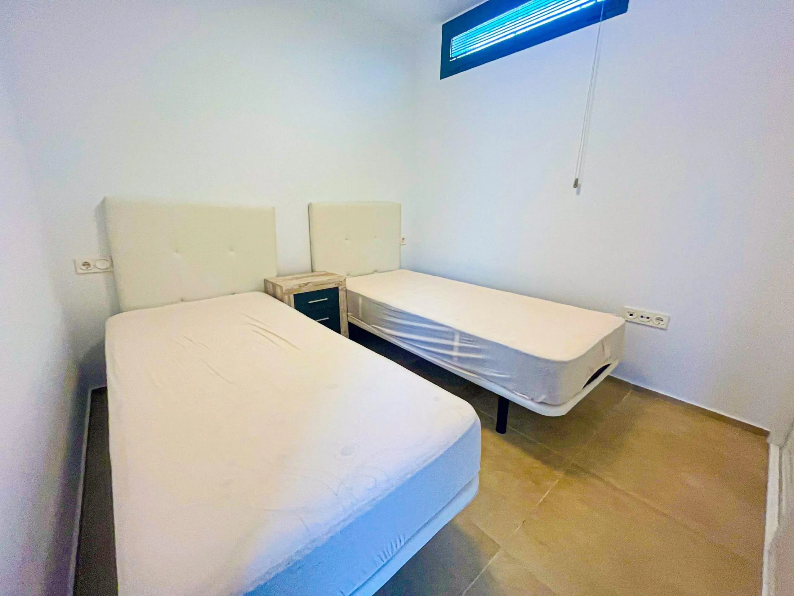 VILLA DE LUJO EN LA ZENIA. 5 DORM. 4 BAÑOS. PISCINA PRIVADA. PARCELA 410 M2.