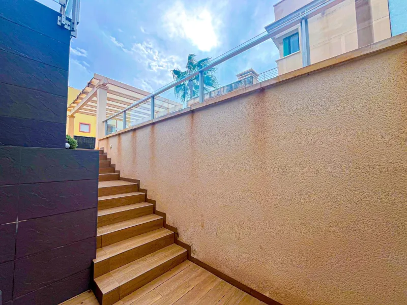 VILLA DE LUJO EN LA ZENIA. 5 DORM. 4 BAÑOS. PISCINA PRIVADA. PARCELA 410 M2.