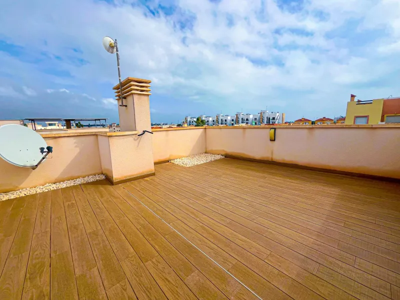 VILLA DE LUJO EN LA ZENIA. 5 DORM. 4 BAÑOS. PISCINA PRIVADA. PARCELA 410 M2.