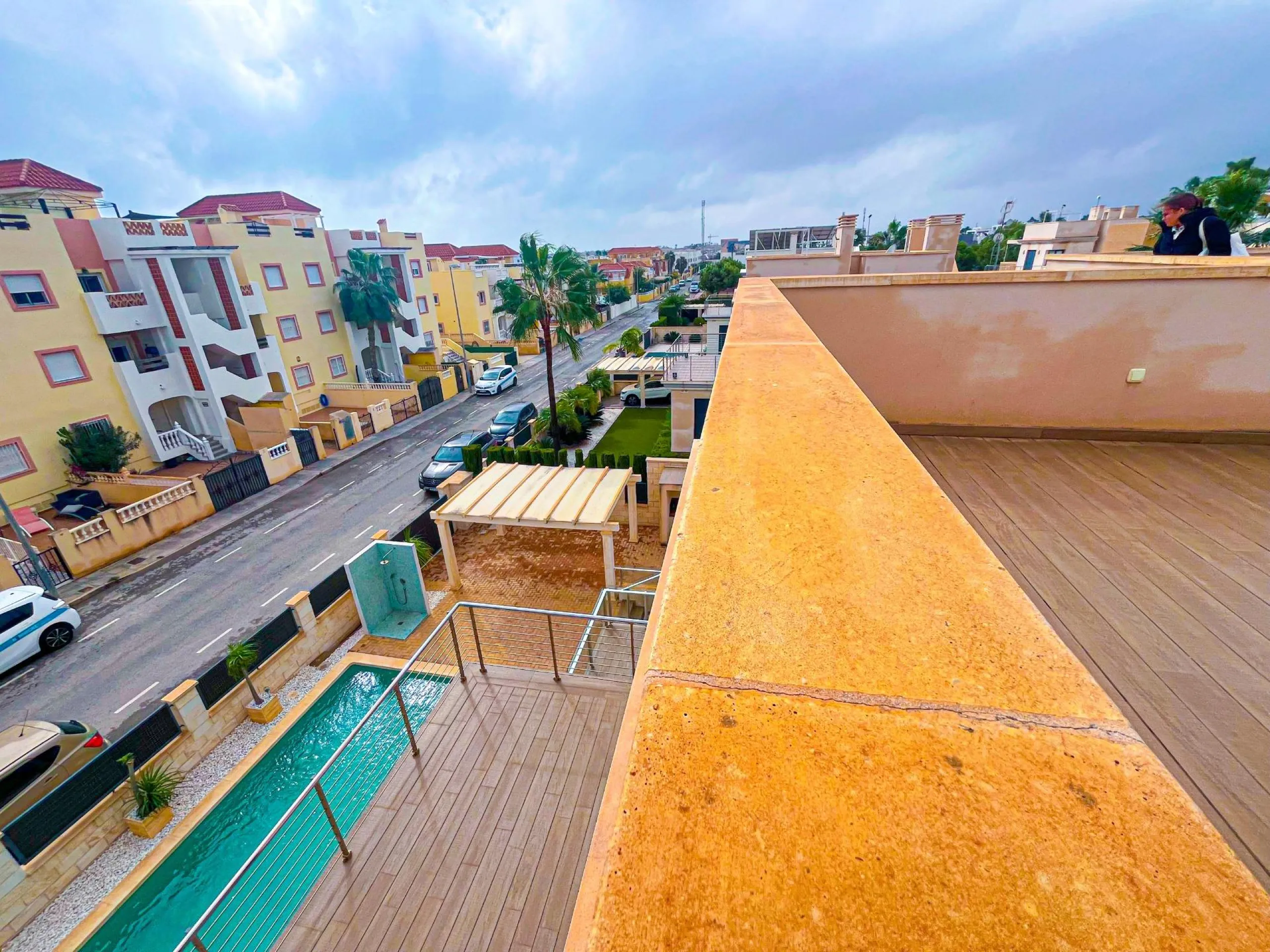 VILLA DE LUJO EN LA ZENIA. 5 DORM. 4 BAÑOS. PISCINA PRIVADA. PARCELA 410 M2.