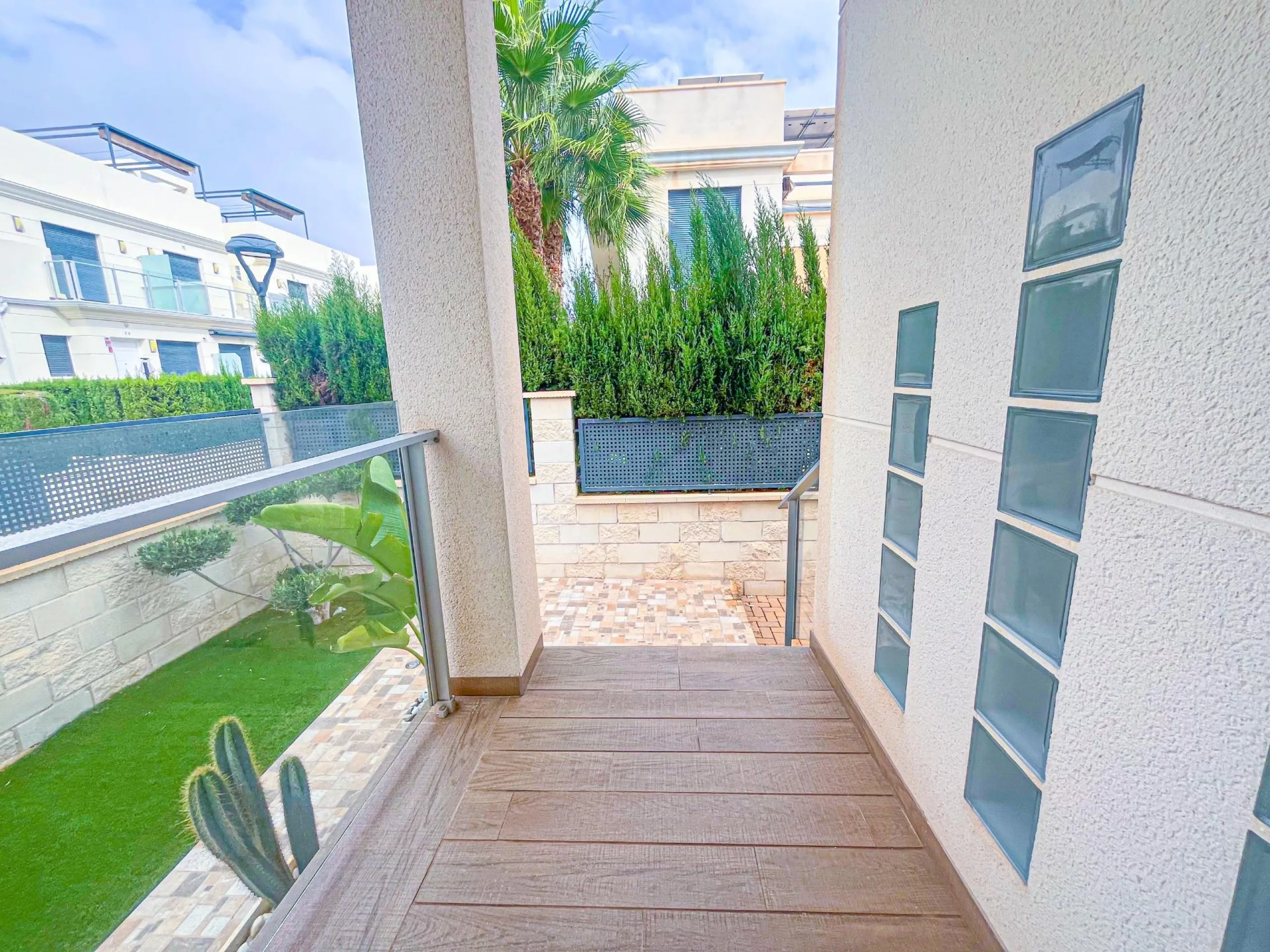 VILLA DE LUJO EN LA ZENIA. 5 DORM. 4 BAÑOS. PISCINA PRIVADA. PARCELA 410 M2.