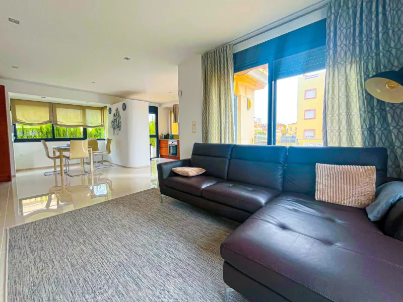 VILLA DE LUJO EN LA ZENIA. 5 DORM. 4 BAÑOS. PISCINA PRIVADA. PARCELA 410 M2.
