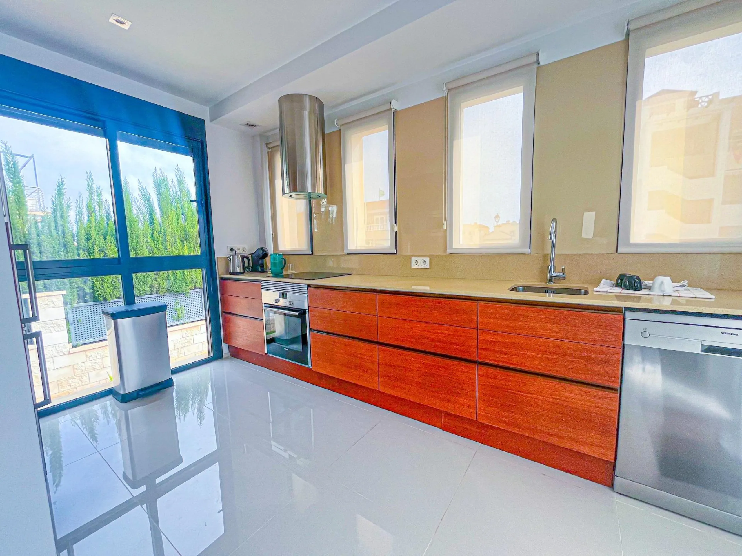 VILLA DE LUJO EN LA ZENIA. 5 DORM. 4 BAÑOS. PISCINA PRIVADA. PARCELA 410 M2.
