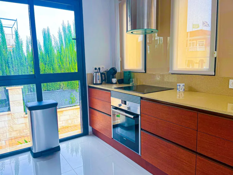VILLA DE LUJO EN LA ZENIA. 5 DORM. 4 BAÑOS. PISCINA PRIVADA. PARCELA 410 M2.
