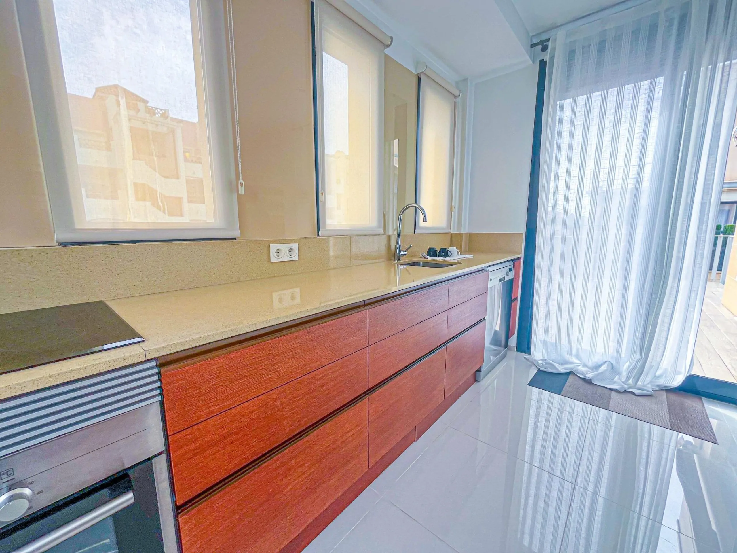 VILLA DE LUJO EN LA ZENIA. 5 DORM. 4 BAÑOS. PISCINA PRIVADA. PARCELA 410 M2.