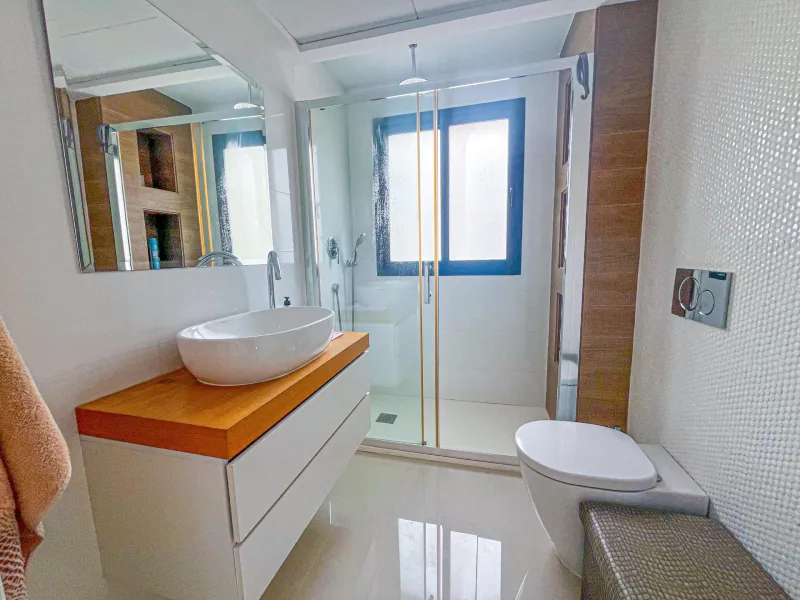 VILLA DE LUJO EN LA ZENIA. 5 DORM. 4 BAÑOS. PISCINA PRIVADA. PARCELA 410 M2.