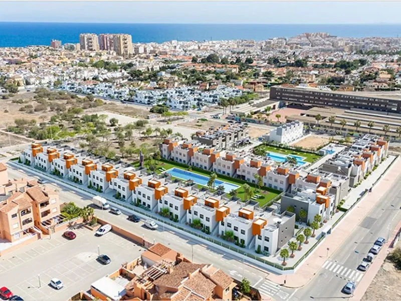 OBRA NUEVA. BUNGALOW A 1000 METROS DE PLAYA LOS LOCOS. 3 DORM. 2 BAÑOS. PISCINA+GARAJE.