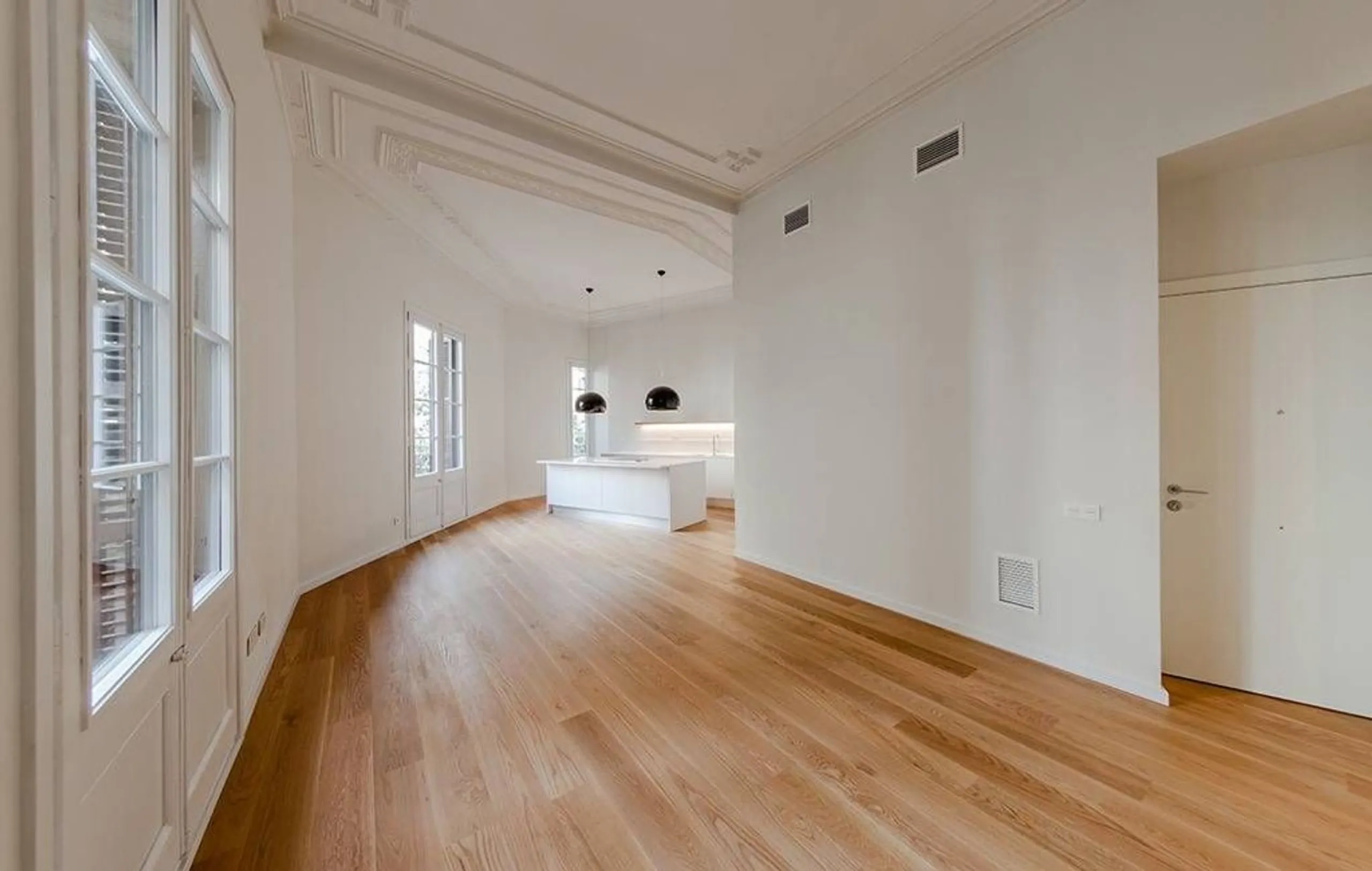 Classic Apartment with Balconies and High Ceilings in Central Eixample, Barcelona