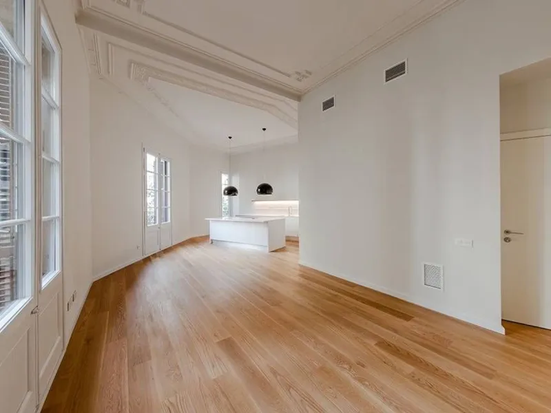 Piso clásico con balcones y techos altos en Eixample Centro, Barcelona