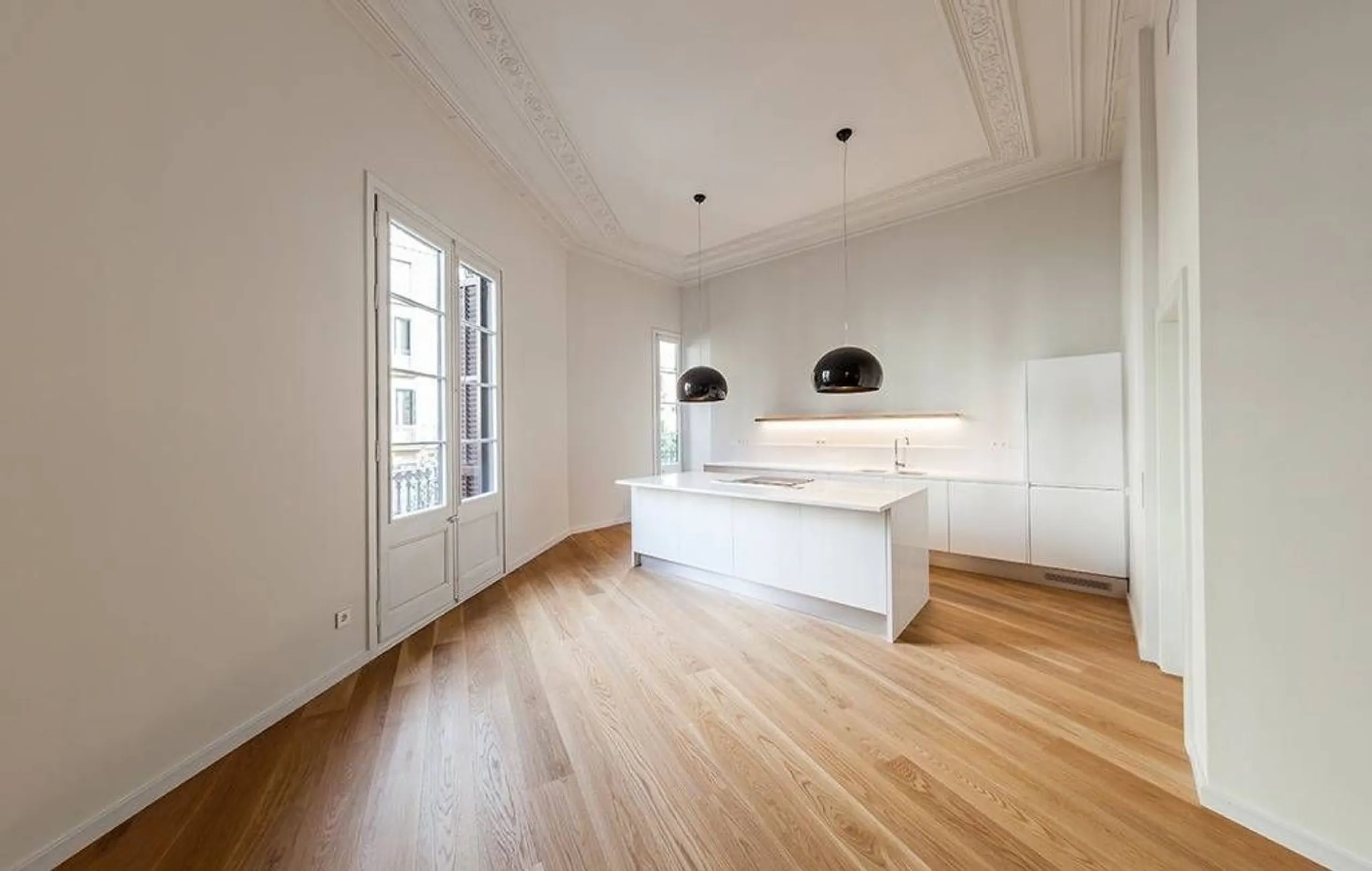 Classic Apartment with Balconies and High Ceilings in Central Eixample, Barcelona