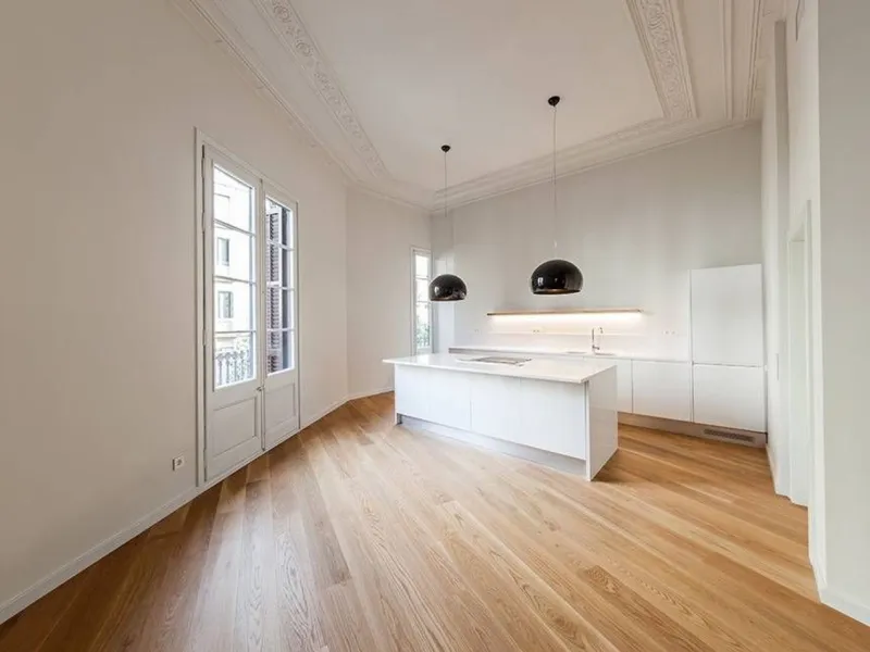 Classic Apartment with Balconies and High Ceilings in Central Eixample, Barcelona