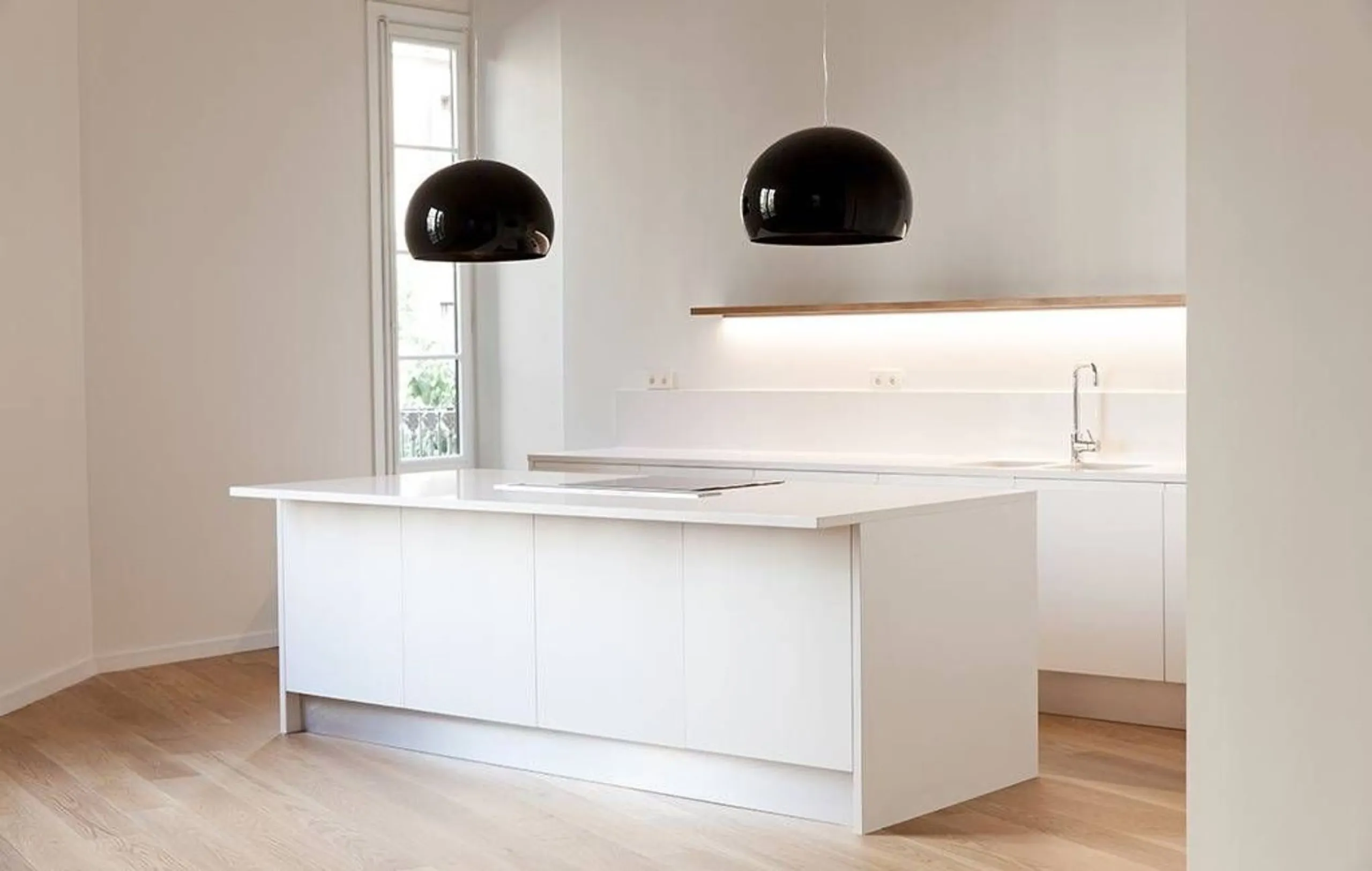 Classic Apartment with Balconies and High Ceilings in Central Eixample, Barcelona