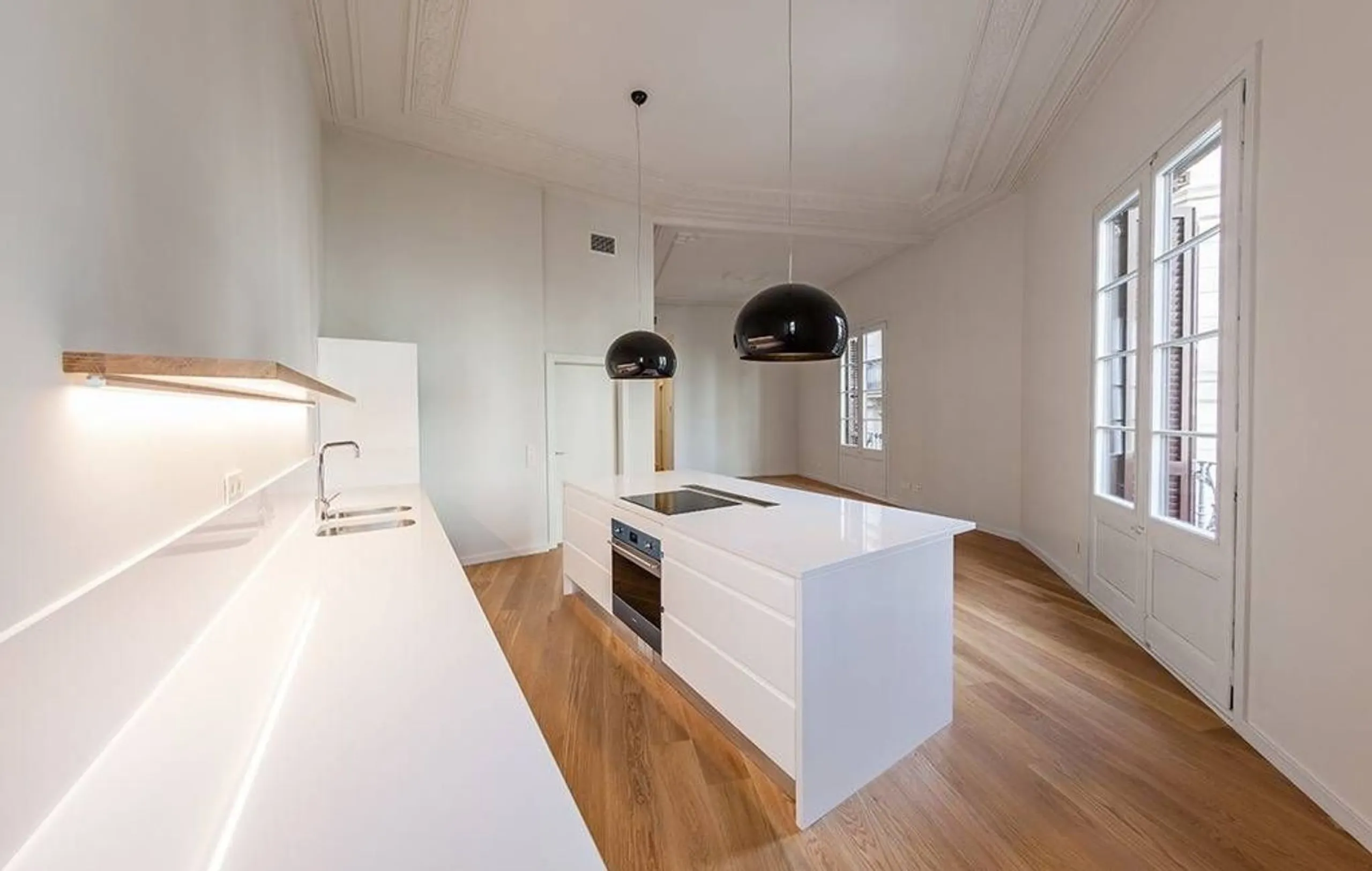 Classic Apartment with Balconies and High Ceilings in Central Eixample, Barcelona