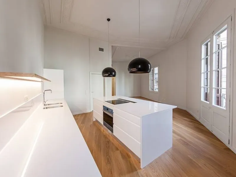 Classic Apartment with Balconies and High Ceilings in Central Eixample, Barcelona
