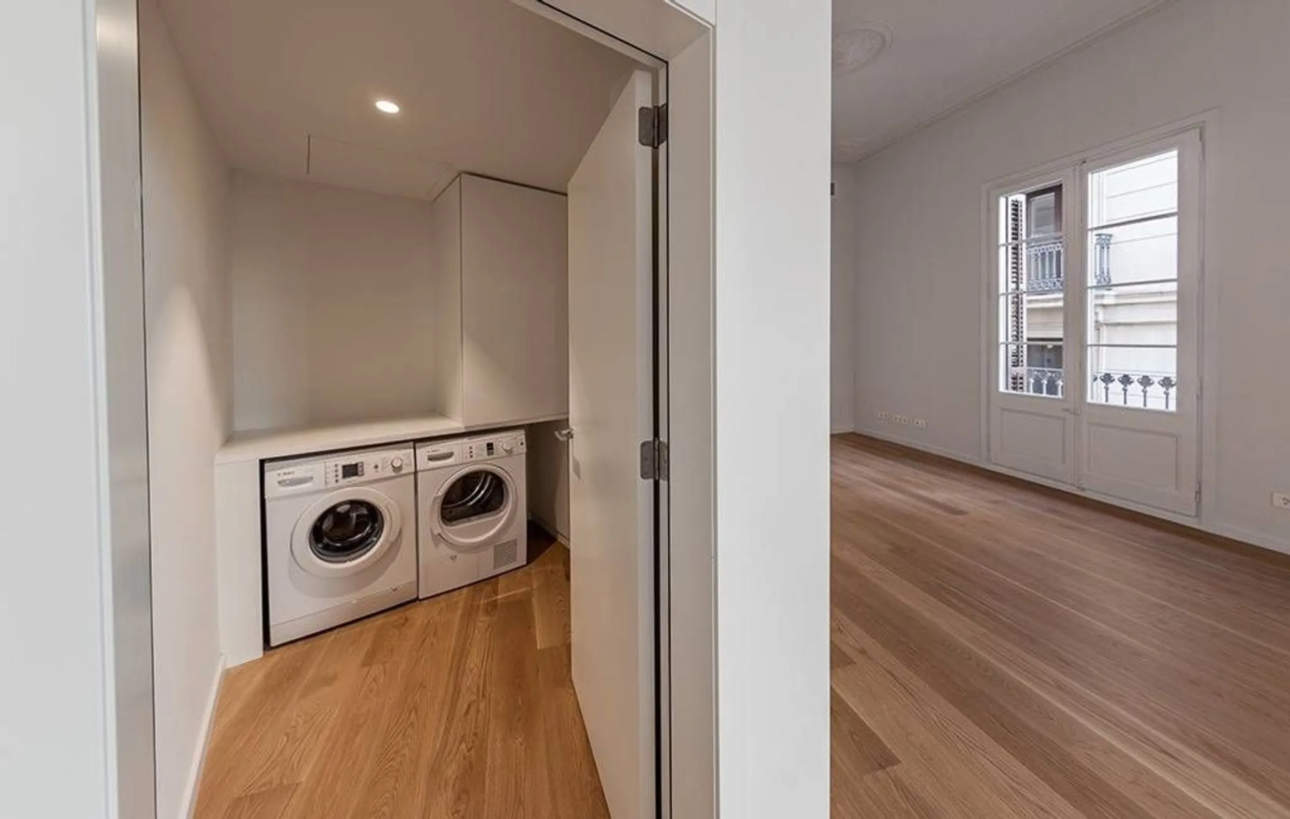 Classic Apartment with Balconies and High Ceilings in Central Eixample, Barcelona