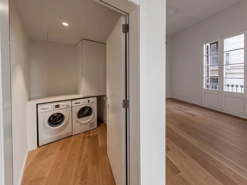 Classic Apartment with Balconies and High Ceilings in Central Eixample, Barcelona