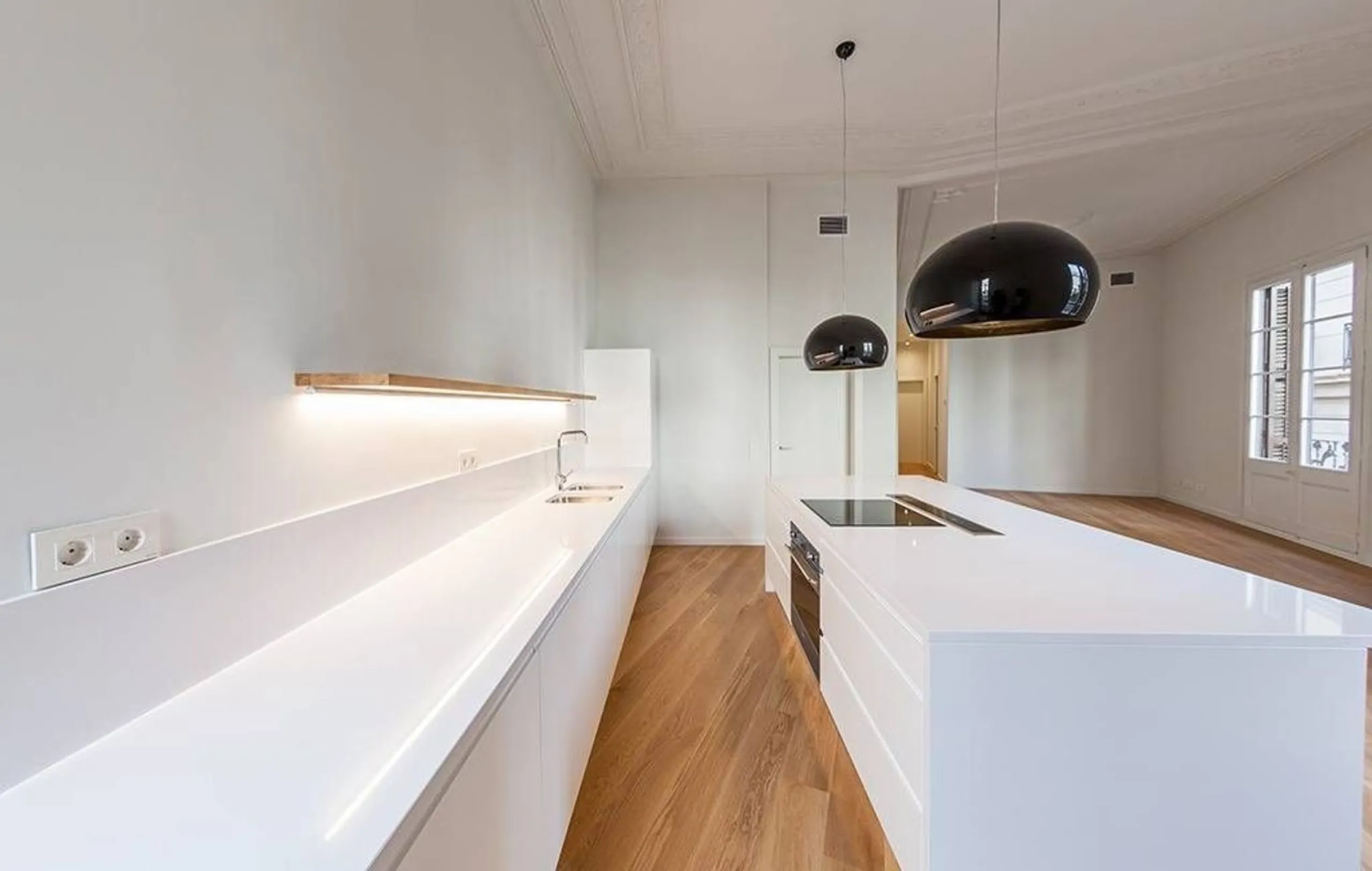 Classic Apartment with Balconies and High Ceilings in Central Eixample, Barcelona