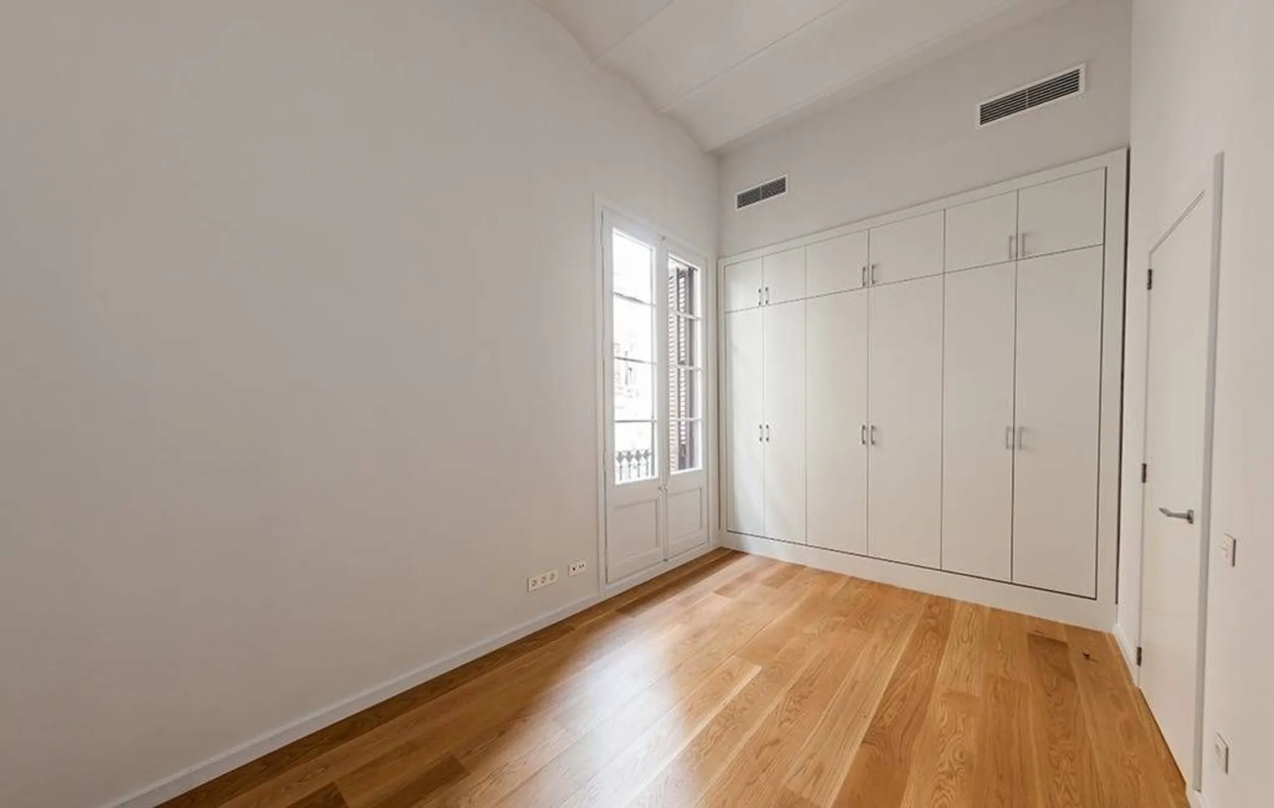 Classic Apartment with Balconies and High Ceilings in Central Eixample, Barcelona