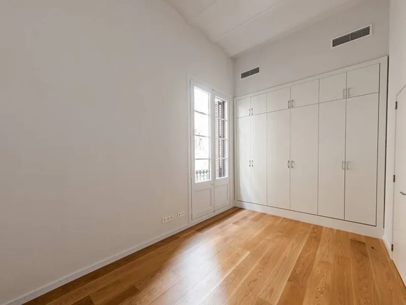 Classic Apartment with Balconies and High Ceilings in Central Eixample, Barcelona