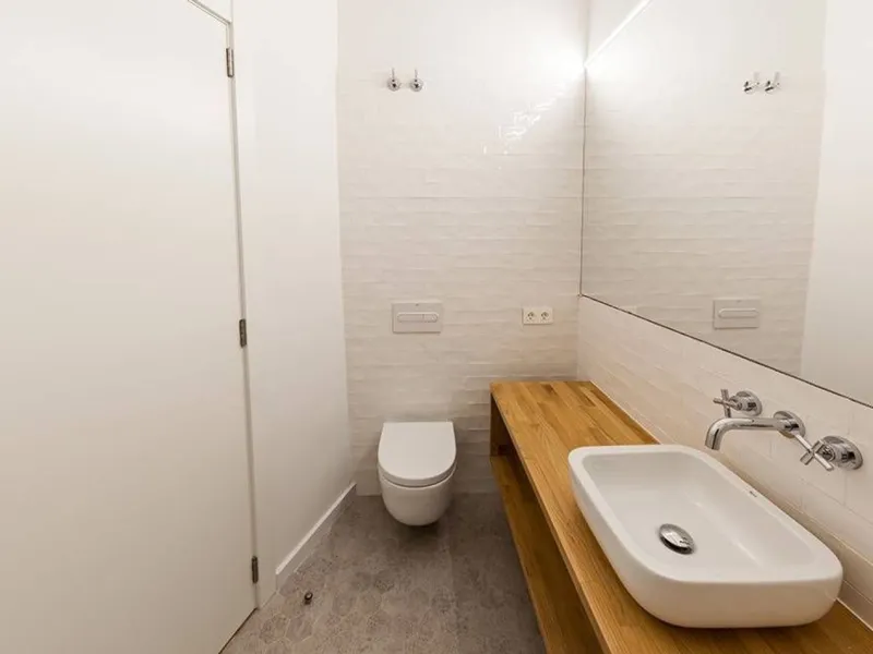 Classic Apartment with Balconies and High Ceilings in Central Eixample, Barcelona