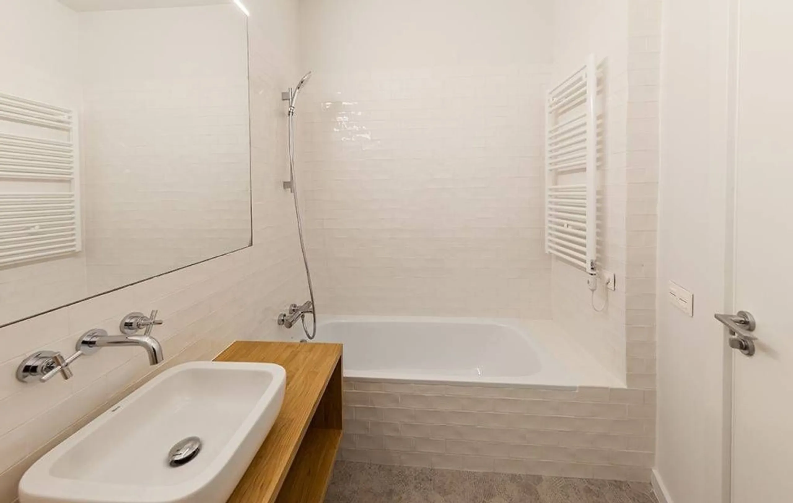 Classic Apartment with Balconies and High Ceilings in Central Eixample, Barcelona