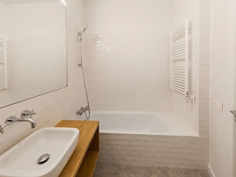 Classic Apartment with Balconies and High Ceilings in Central Eixample, Barcelona