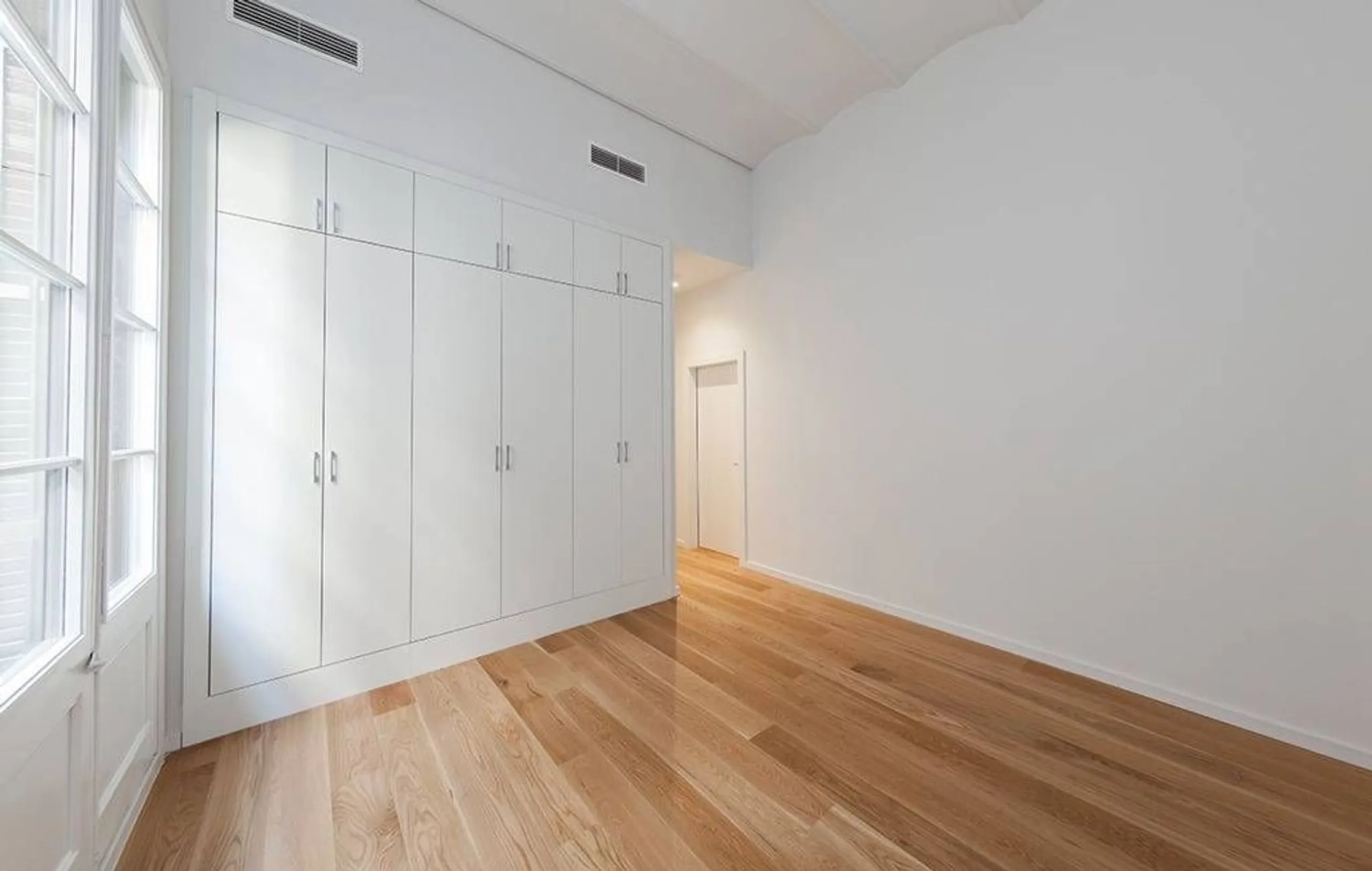 Classic Apartment with Balconies and High Ceilings in Central Eixample, Barcelona