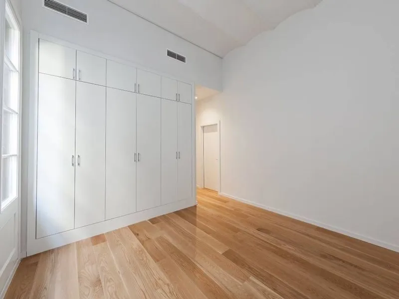 Classic Apartment with Balconies and High Ceilings in Central Eixample, Barcelona