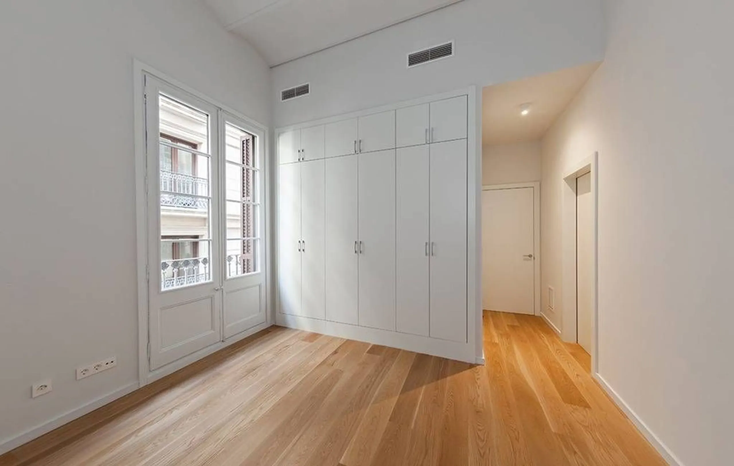Classic Apartment with Balconies and High Ceilings in Central Eixample, Barcelona