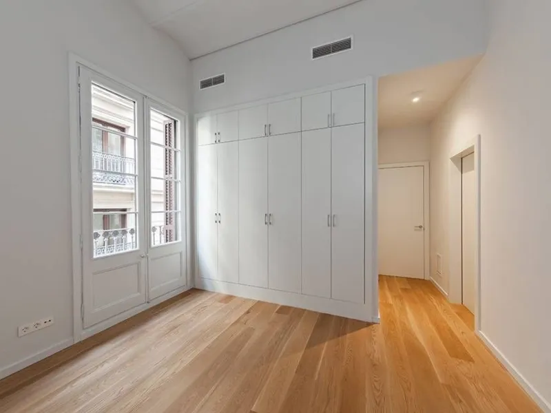 Classic Apartment with Balconies and High Ceilings in Central Eixample, Barcelona