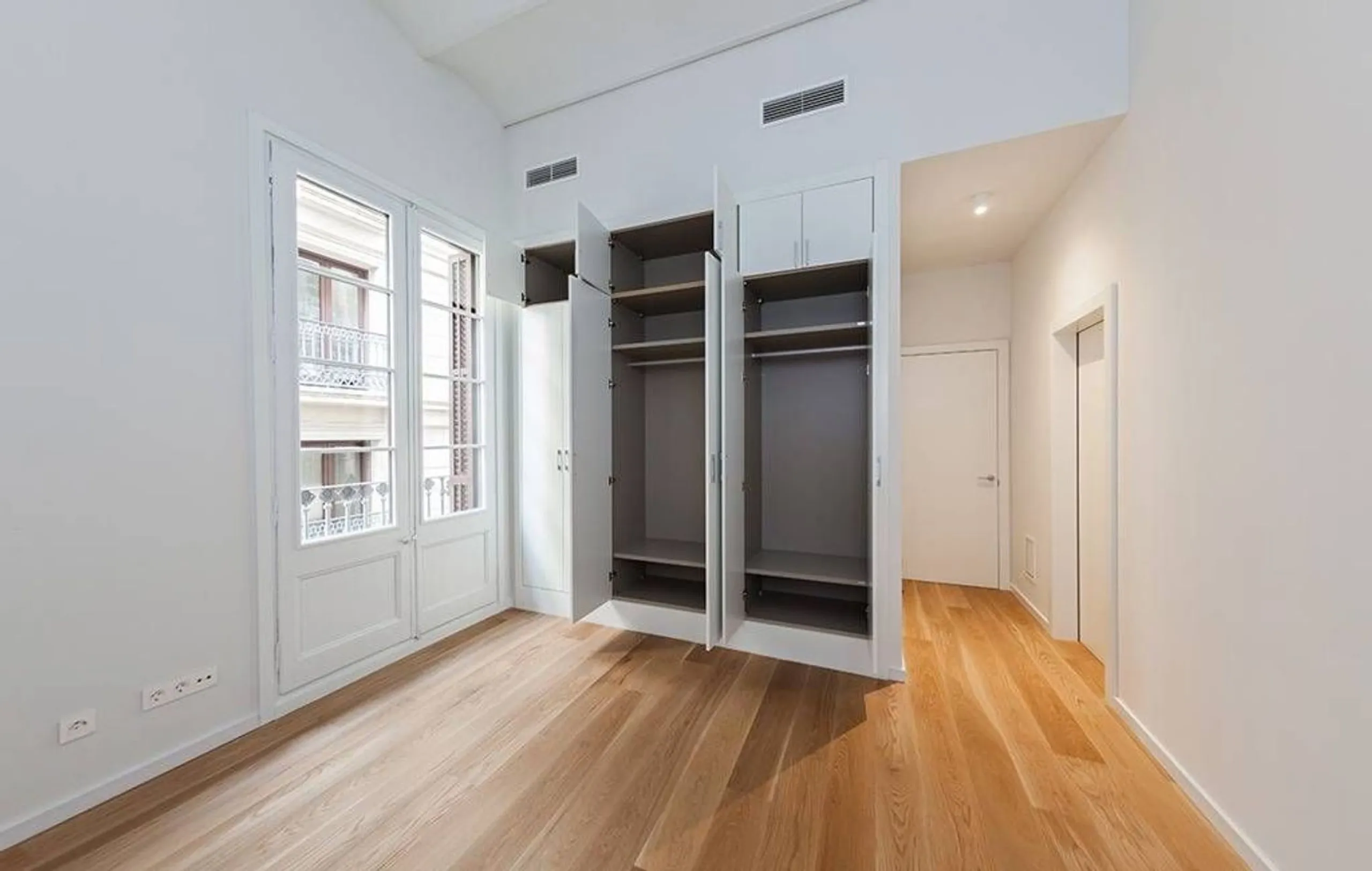 Classic Apartment with Balconies and High Ceilings in Central Eixample, Barcelona