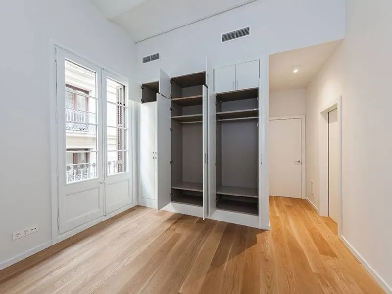 Classic Apartment with Balconies and High Ceilings in Central Eixample, Barcelona