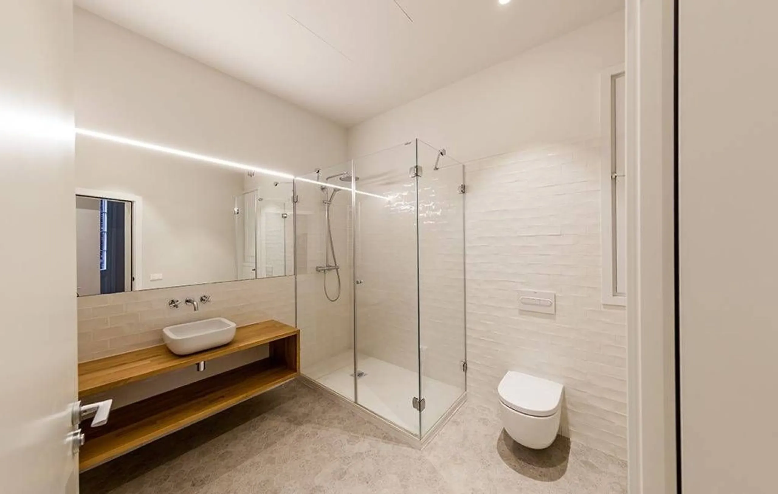 Classic Apartment with Balconies and High Ceilings in Central Eixample, Barcelona