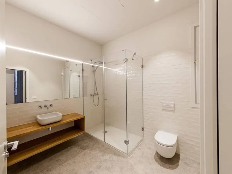 Classic Apartment with Balconies and High Ceilings in Central Eixample, Barcelona