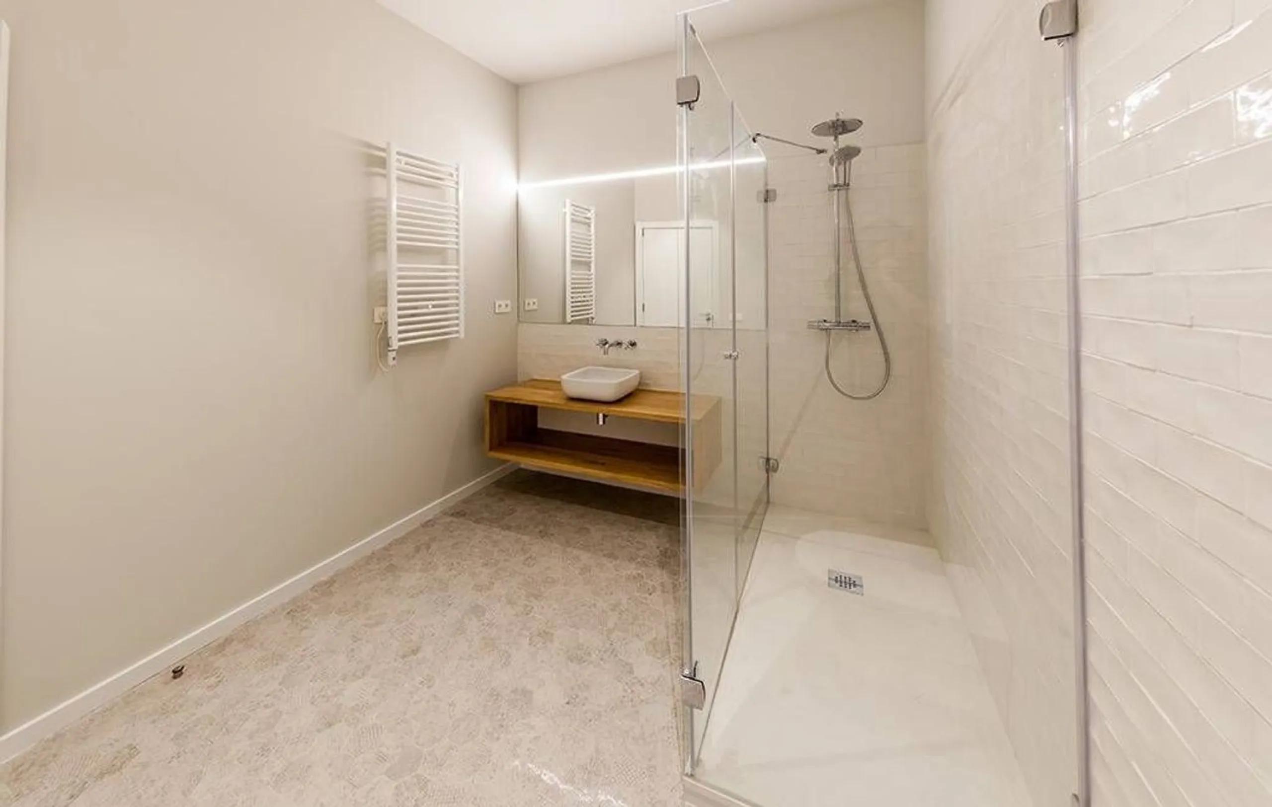 Classic Apartment with Balconies and High Ceilings in Central Eixample, Barcelona