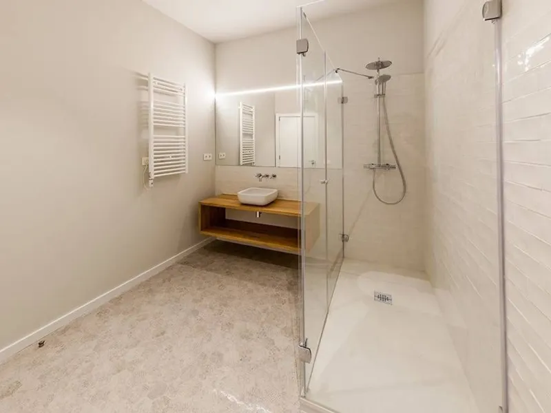Classic Apartment with Balconies and High Ceilings in Central Eixample, Barcelona