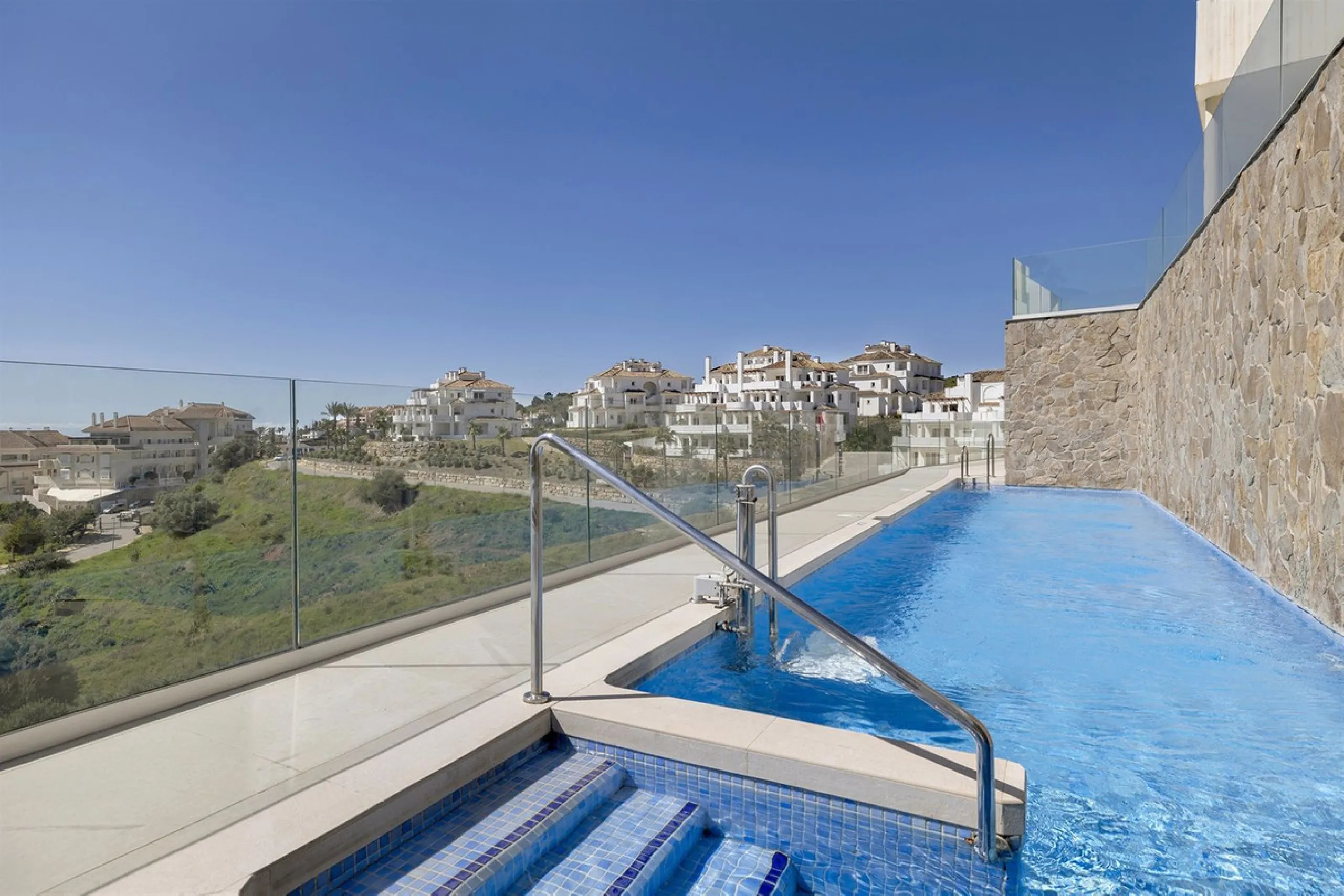 Südlich ausgerichtetes Penthouse mit privatem Pool zu verkaufen