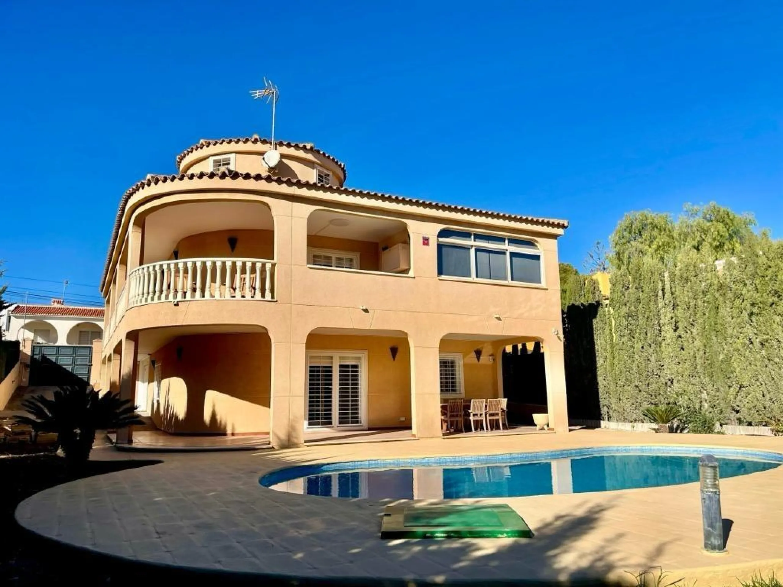 VILLA DE LUJO EN LOS BALCONES CON 950 M2 DE PARCELA. 5 DORM. 3 BAÑOS. PISCINA.